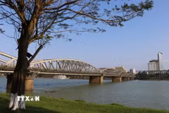 Cầu Trường Tiền bắc qua sông Hương. (Ảnh: Nguyên Lý/TTXVN)