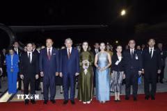 Thủ tướng Anutin Charnvirakul và Phu nhân cùng nhiều quan chức Chính phủ Hoàng gia Thái Lan ra sân bay quốc tế Don Mueng tiễn Tổng Bí thư, Chủ tịch nước Tô Lâm và Phu nhân. (Ảnh: Thống Nhất/TTXVN)