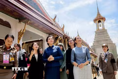 Phu nhân Ngô Phương Ly cùng Phu nhân Thủ tướng Thái Lan Thananon Charnvirakul trong chuyến thăm các di tích trong khuôn viên Cung điện Hoàng gia Thái Lan. (Ảnh: TTXVN phát)