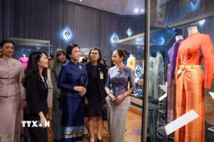 Phu nhân Ngô Phương Ly và Phu nhân Thủ tướng Thái Lan Thananon Charnvirakul thăm Bảo tàng Dệt may Hoàng Thái hậu Sirikit trong khuôn viên Cung điện Hoàng gia Thái Lan. (Ảnh: TTXVN phát)