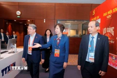 Ủy viên Trung ương Đảng, Bộ trưởng Bộ Tư pháp Việt Nam Nguyễn Hải Ninh thăm khu vực tác nghiệp của Thông tấn xã Việt Nam. (Ảnh: TTXVN)