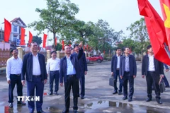 Bí thư Tỉnh ủy Ninh Bình Đặng Xuân Phong cùng đoàn công tác kiểm tra công tác tuyên truyền Đại hội đại biểu toàn quốc lần thứ XIV của Đảng tại xã Quỹ Nhất. (Ảnh: Công Luật/TTXVN)