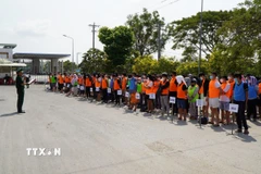 Công dân Việt Nam do lực lượng chức năng Campuchia trao trả tại Cửa khẩu quốc tế Dinh Bà (xã Tân Hộ Cơ, tỉnh Đồng Tháp). (Ảnh: Nhựt An/TTXVN)