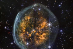 Tinh vân có ngoại hình độc đáo trông như một bộ não nằm gọn trong một hộp sọ.