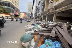 Rác thải tràn ngập ra đường, gây nguy hiểm cho người tham gia giao thông và ô nhiễm môi trường. (Ảnh: Quốc Lũy/TTXVN)