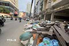Rác thải tràn ngập ra đường, gây nguy hiểm cho người tham gia giao thông và ô nhiễm môi trường. (Ảnh: Quốc Lũy/TTXVN)