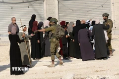 Binh sỹ Israel ngăn người Palestine trở về nhà tại trại tị nạn ở thành phố Tulkarm, Bờ Tây ngày 18/11/2025. (Ảnh: THX/TTXVN)