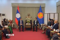 Đại sứ Việt Nam tại Trung Quốc Phạm Thanh Bình và đoàn đại biểu Đại sứ quán Việt Nam đến thăm và chúc mừng Đại sứ quán Lào nhân kỷ niệm 50 năm Quốc khánh nước CHDCND Lào (02/12/1975-02/12/2025). (Ảnh: TTXVN phát)