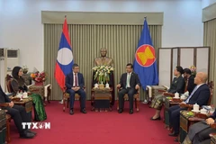 Đại sứ Việt Nam tại Trung Quốc Phạm Thanh Bình và đoàn đại biểu Đại sứ quán Việt Nam đến thăm và chúc mừng Đại sứ quán Lào nhân kỷ niệm 50 năm Quốc khánh nước CHDCND Lào (02/12/1975-02/12/2025). (Ảnh: TTXVN phát)
