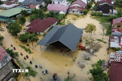 Cảnh ngập lụt sau những trận mưa lớn tại tỉnh Aceh, Indonesia. (Ảnh: THX/TTXVN)