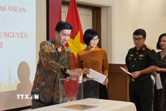 Đại sứ Việt Nam tại Indonesia Tạ Văn Thông và Đại sứ, Phái đoàn Đại diện Thường trực Việt Nam tại ASEAN Tôn Thị Ngọc Hương quyên góp tiền ủng hộ đồng bào vùng thiên tai. (Ảnh: TTXVN phát)