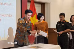 Đại sứ Việt Nam tại Indonesia Tạ Văn Thông và Đại sứ, Phái đoàn Đại diện Thường trực Việt Nam tại ASEAN Tôn Thị Ngọc Hương quyên góp tiền ủng hộ đồng bào vùng thiên tai. (Ảnh: TTXVN phát)