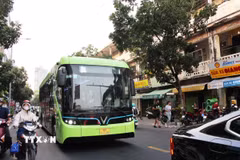 Việc tăng cường kết nối giữa xe buýt và metro thông qua nâng cấp trạm dừng, nhà chờ, đường kết nối… cũng giúp cho người dân dễ dàng tiếp cận khi sử dụng xe buýt và metro hơn. (Ảnh: Hồng Đạt/TTXVN)