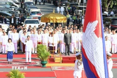 Quốc vương Norodom Sihamoni cùng các lãnh đạo, quan chức cấp cao Campuchia tại lễ thắp đuốc kỷ niệm 72 năm Quốc khánh 9/11 và ngày thành lập Quân đội Hoàng gia Campuchia. (Ảnh: AKP/TTXVN phát)