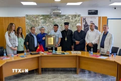 Đại sứ Việt Nam tại Israel Lý Đức Trung nhận quà lưu niệm của Thị trưởng và Hội đồng thành phố Abu Snan. (Ảnh: Đức Trung/TTXVN)