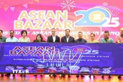 Ông Prak Sokhonn (thứ năm, từ phải sang), Phó Thủ tướng kiêm Bộ trưởng Bộ Ngoại giao và Hợp tác quốc tế Campuchia và Đại sứ, đại diện Đại sứ quán các nước ASEAN tại Campuchia thực hiện nghi thức khai mạc hội chợ. (Ảnh: Hoàng Minh/TTXVN)