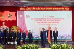 Tổng Bí thư Tô Lâm trao tặng Danh hiệu Anh hùng Lao động cho Tòa án nhân dân tối cao. (Ảnh: Phạm Kiên/TTXVN)