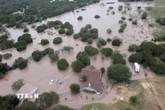 Lũ lụt tại Kerrville, Texas, Mỹ, ngày 4/7/2025. (Ảnh: U.S. Coast Guard/TTXVN)