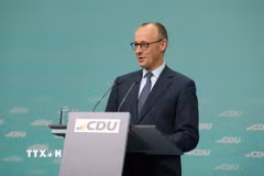 Thủ tướng Đức Friedrich Merz phát biểu trong một cuộc họp báo ở Berlin. (Ảnh: THX/TTXVN)