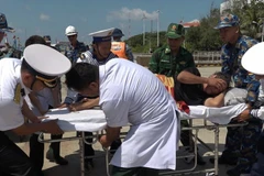 Các y, bác sỹ Bệnh xá đảo Trường Sa thăm khám cho bệnh nhân.