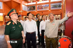 Đại tướng Nguyễn Trọng Nghĩa, Ủy viên Bộ Chính trị, Bí thư Trung ương Đảng, Ủy viên Thường vụ Quân ủy Trung ương, Chủ nhiệm Tổng cục Chính trị Quân đội Nhân dân Việt Nam dâng hương và tham quan Đền tưởng niệm anh hùng liệt sỹ và người có công tỉnh An Giang. (Ảnh: Văn Sĩ/TTXVN)