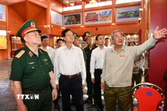 Đại tướng Nguyễn Trọng Nghĩa, Ủy viên Bộ Chính trị, Bí thư Trung ương Đảng, Ủy viên Thường vụ Quân ủy Trung ương, Chủ nhiệm Tổng cục Chính trị Quân đội Nhân dân Việt Nam dâng hương và tham quan Đền tưởng niệm anh hùng liệt sỹ và người có công tỉnh An Giang. (Ảnh: Văn Sĩ/TTXVN)