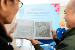 Cuốn sách ảnh “90 Gương mặt thân quen” mới được ra mắt. (Ảnh: Minh Quyết/TTXVN)