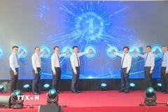 Các đại biểu bấm nút khởi động Dự án Phòng thí nghiệm phục vụ sản xuất công nghệ đóng gói tiên tiến (Fab-Lab) tại thành phố Đà Nẵng. (Ảnh: Khoa Chương/TTXVN)