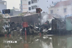 Hiện trường vụ cháy hỏa hoạn xảy ra tại khu dân cư phía sau chợ Bình Trưng, đường Nguyễn Duy Trinh, phường Bình Trưng (Thành phố Hồ Chí Minh) xảy ra sáng 11/1/2026. (Ảnh: TTXVN phát)