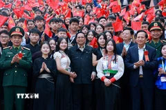 Thủ tướng Phạm Minh Chính với học sinh Trường phổ thông vùng cao Việt Bắc, Thái Nguyên. (Ảnh: Dương Giang/TTXVN)