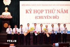 Ông Trần Lưu Quang, Bí thư Trung ương Đảng, Bí thư Thành ủy Thành phố Hồ Chí Minh chúc mừng các tân Phó Chủ tịch UBND Thành phố hôm 14/11. (Ảnh: Hữu Duyên/TTXVN)