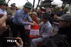 Phó Thủ tướng Lê Thành Long thăm hỏi và tặng quà người dân thôn Luật Lễ, xã Tuy Phước, tỉnh Gia Lai. (Ảnh: Sỹ Thắng/TTXVN)