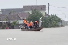 Công an giải cứu thành công gần 200 người dân bị mắc kẹt trong vùng ngập sâu tại thôn Tân Mỹ, xã Sơn Thành. (Ảnh: TTXVN phát)