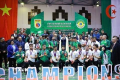 Thủ tướng Phạm Minh Chính với các võ sinh Liên đoàn Vovinam tại Algeria. (Ảnh: Dương Giang/TTXVN)