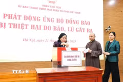 Bà Bùi Thị Minh Hoài, Ủy viên Bộ Chính trị, Bí thư Trung ương Đảng, Chủ tịch Ủy ban Trung ương MTTQ Việt Nam cùng các cán bộ cơ quan MTTQ Việt Nam ủng hộ đồng bào bị thiệt hại do bão, lũ gây ra. (Ảnh: Minh Đức/TTXVN)