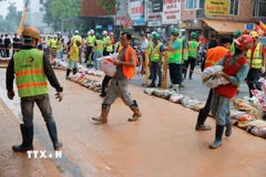 Công nhân đang nỗ lực khắc phục sự cố. (Ảnh: Minh Quyết/TTXVN)