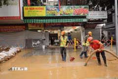 Sự cố phun trào phụ gia khoan ngầm tuyến Metro Nhổn-Ga Hà Nội. (Nguồn: TTXVN)