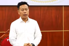 Thứ trưởng Bộ Giáo dục và Đào tạo Lê Quân phát biểu tại buổi làm việc. (Ảnh: Tuấn Kiệt/TTXVN)
