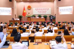 Hội đồng Nhân dân thành phố Hà Nội biểu quyết thông qua chương trình kỳ họp. (Ảnh: Văn Điệp/TTXVN)