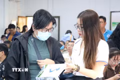 Đông đảo người lao động tìm việc tại điểm cầu Trung tâm Dịch vụ việc làm Thành phố Hồ Chí Minh. (Ảnh: Thanh Vũ/TTXVN)