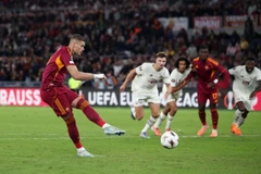Cầu thủ AS Roma thực hiện 1 quả penalty đến 3 lần nhưng đều không thành công. (Nguồn: Getty Images)