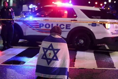 2 nhân viên Đại sứ quán Israel bên ngoài một bảo tàng Do Thái ở Washington. (Nguồn: India Today)