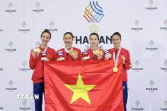 Hoàng Thị Mỹ Tâm, Đinh Thị Hương, Nguyễn Thị Diệu Ly và Nguyễn Thị Thu thi đấu xuất sắc, đánh bại chủ nhà Thái Lan, giành huy chương Vàng môn Karate. (Ảnh: TTXVN phát)