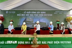 Các đại biểu thực hiện nghi thức khởi công. (Ảnh: Hồng Giang/TTXVN)