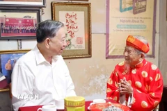 Tổng Bí thư Tô Lâm đến thăm chúc tết nhà nghiên cứu Nguyễn Đình Tư, 106 tuổi, người có nhiều công trình nghiên cứu về sử học, văn hóa có giá trị. (Ảnh: Thống Nhất/TTXVN)
