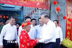 Tổng Bí thư Tô Lâm đến thăm chúc tết nhà nghiên cứu Nguyễn Đình Tư, 106 tuổi, người có nhiều công trình nghiên cứu về sử học, văn hóa có giá trị. (Ảnh: Thống Nhất/TTXVN)