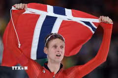Sander Eitrem vui mừng sau khi hoàn thành nội dung trượt băng tốc độ 5.000m nam tại Olympic mùa Đông Milan-Cortina 2026 ở Milan, Italy. (Ảnh: THX/TTXVN)