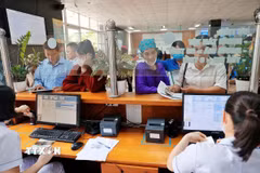 Khi đến đăng ký khám, chữa bệnh người dân chỉ cần mang theo CCCD gắn chip, thẻ bảo hiểm y tế hoặc điện thoại thông minh có cài đặt ứng dụng VSSID. (Ảnh: Minh Quyết/TTXVN)