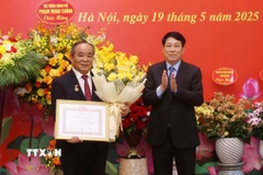 Chủ tịch nước Lương Cường trao Huy hiệu 40 năm tuổi Đảng tặng đồng chí Lê Khánh Hải. (Ảnh: Lâm Khánh/TTXVN)