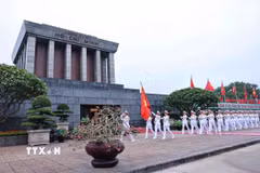 Lễ chào cờ đặc biệt tại Quảng trường Ba Đình kỷ niệm 135 năm Ngày sinh Chủ tịch Hồ Chí Minh. (Ảnh: Minh Đức/TTXVN)